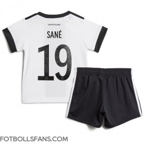 Tyskland Leroy Sane #19 Replika Hemmatröja Barn VM 2022 Kortärmad (+ Korta byxor)